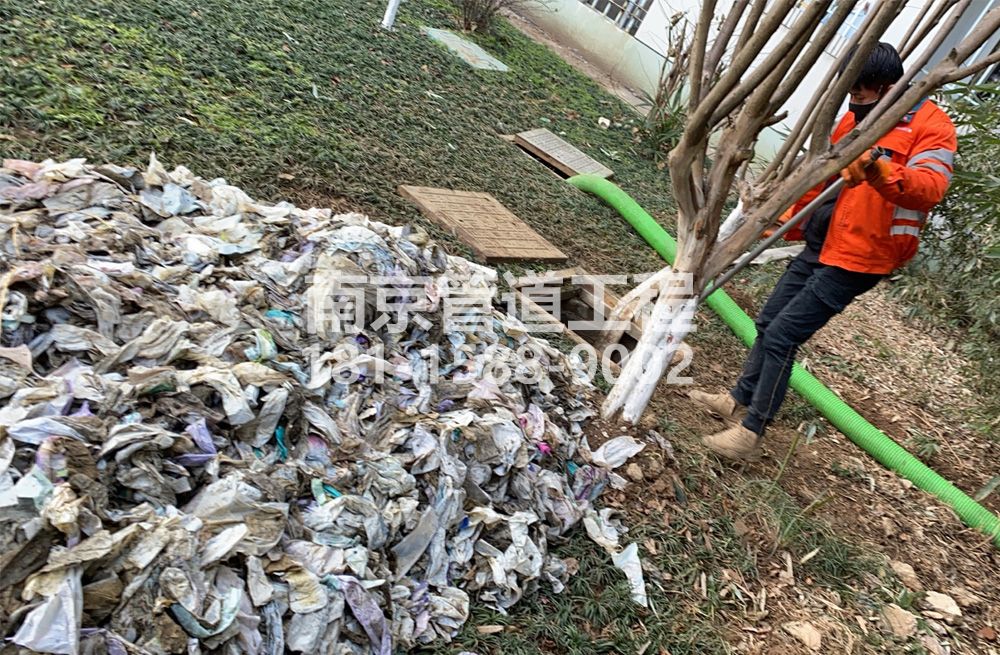315苍山路化粪池垃圾清理